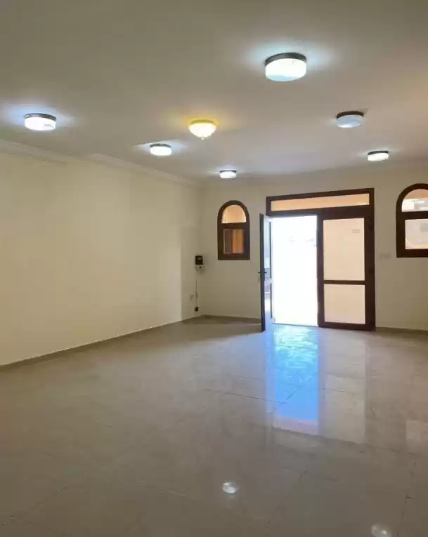 yerleşim Hazır Mülk 6 Yatak Odası U/F Müstakil Villa  kiralık içinde Al Sadd , Doha #16788 - 1  image 