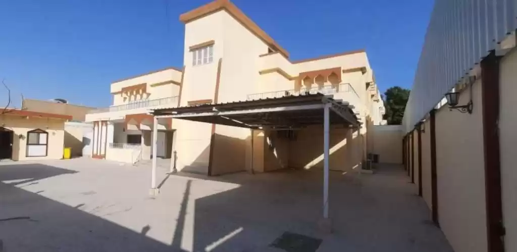 yerleşim Hazır Mülk 7+ Yatak Odası U/F Müstakil Villa  kiralık içinde Al Sadd , Doha #16800 - 1  image 