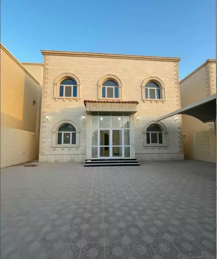 yerleşim Hazır Mülk 6 Yatak Odası U/F Müstakil Villa  kiralık içinde Al Sadd , Doha #16869 - 1  image 
