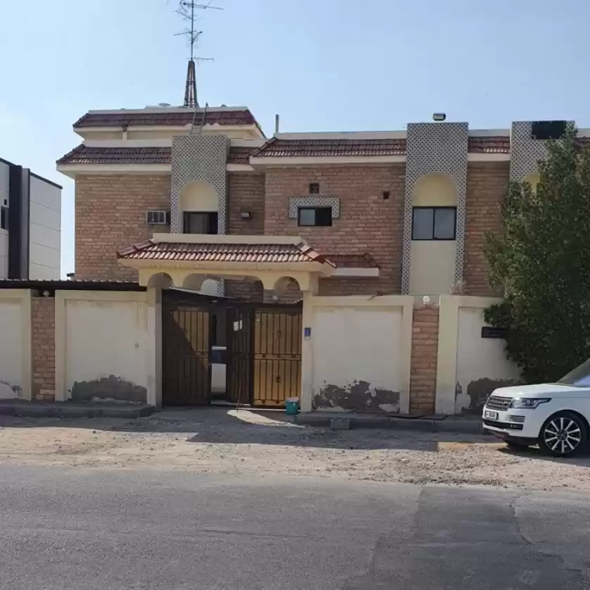 yerleşim Hazır Mülk 6+hizmetçi Yatak Odası U/F Site İçinde Villa  satılık içinde Al Sadd , Doha #16883 - 1  image 