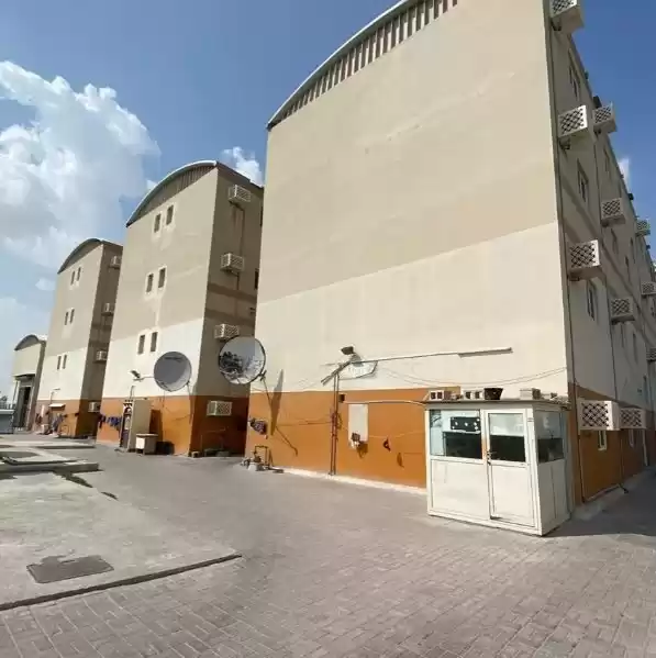 Résidentiel Propriété prête 7+ chambres U / f Camp de travail  a louer au Al-Sadd , Doha #16921 - 1  image 