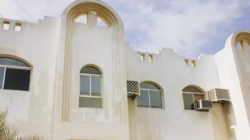 Residencial Listo Propiedad 5 habitaciones U / F Villa en Compound  alquiler en al-sad , Doha #16935 - 1  image 