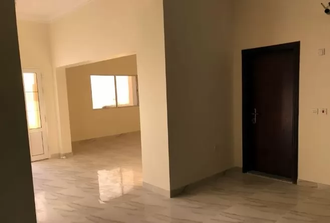 Wohn Klaar eigendom 6 Schlafzimmer U/F Villa in Verbindung  zu vermieten in Doha #16943 - 1  image 