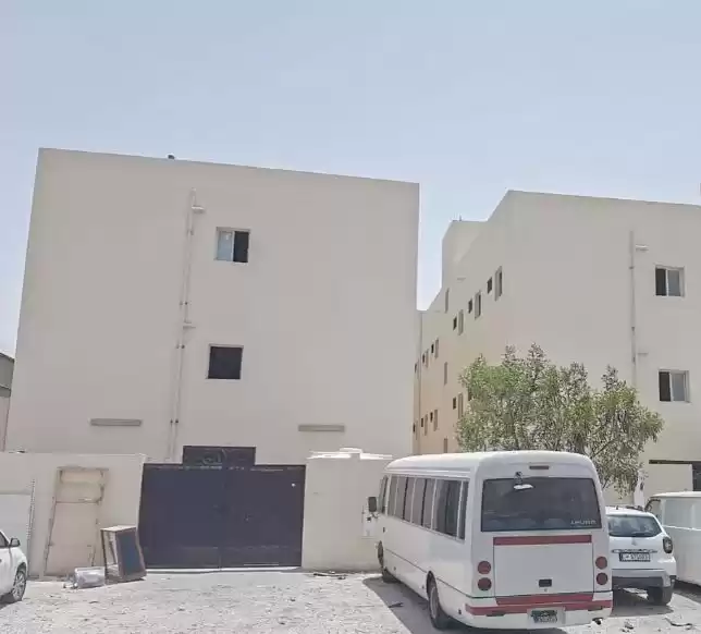 Жилой Готовая недвижимость 7+ спален Н/Ф Трудовой лагерь  в аренду в Аль-Садд , Доха #16981 - 1  image 