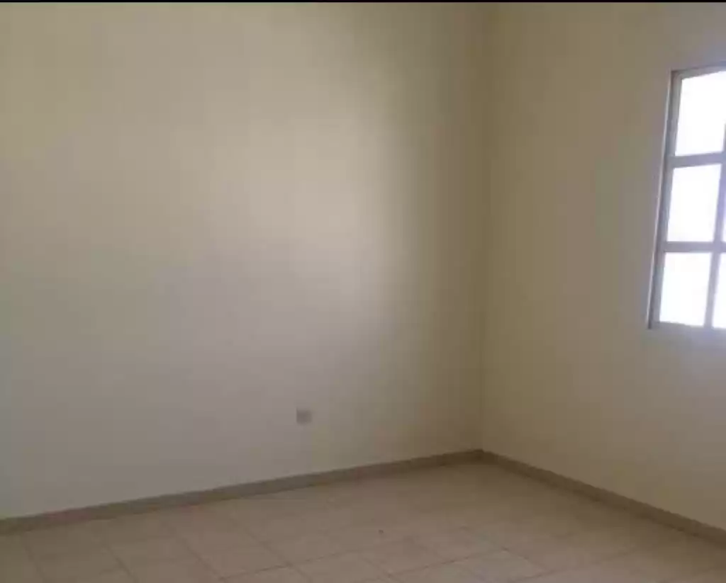 Residential Ready Property 4 Bedrooms U/F Apartment  for rent in Doha #17125 - 1  image 