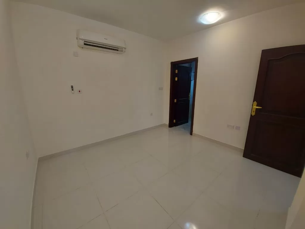 Residential Ready Property 1 Bedroom U/F Apartment  for rent in Mushaireb , Doha-Qatar #17175 - 1  image 