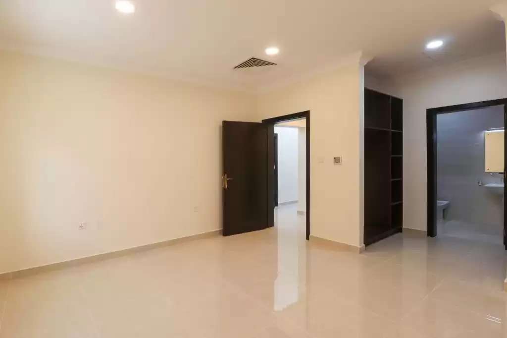 Residencial Listo Propiedad 4 habitaciones U / F Villa en Compound  alquiler en al-sad , Doha #17192 - 1  image 