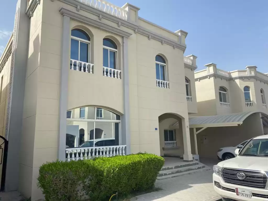 Résidentiel Propriété prête 5 chambres S / F Villa à Compound  a louer au Al-Sadd , Doha #17195 - 1  image 