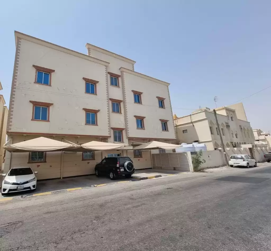 yerleşim Hazır Mülk 3 yatak odası U/F Apartman  kiralık içinde Al Sadd , Doha #17206 - 1  image 