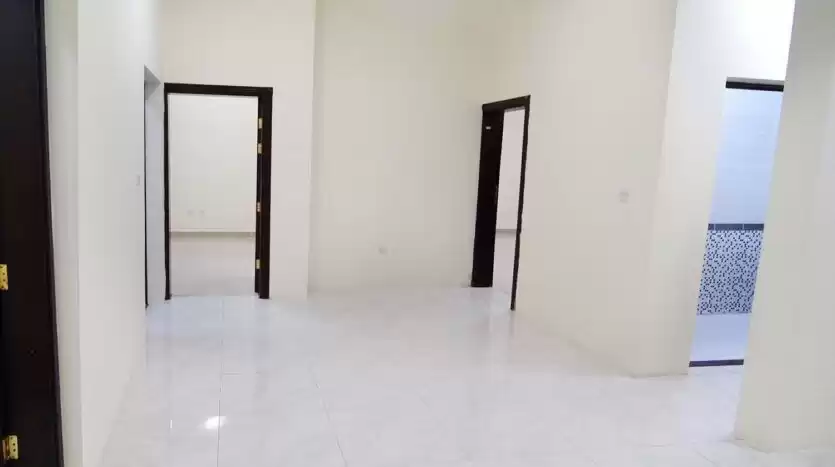 Residential Ready Property 3 Bedrooms U/F Apartment  for rent in Doha #17315 - 1  image 