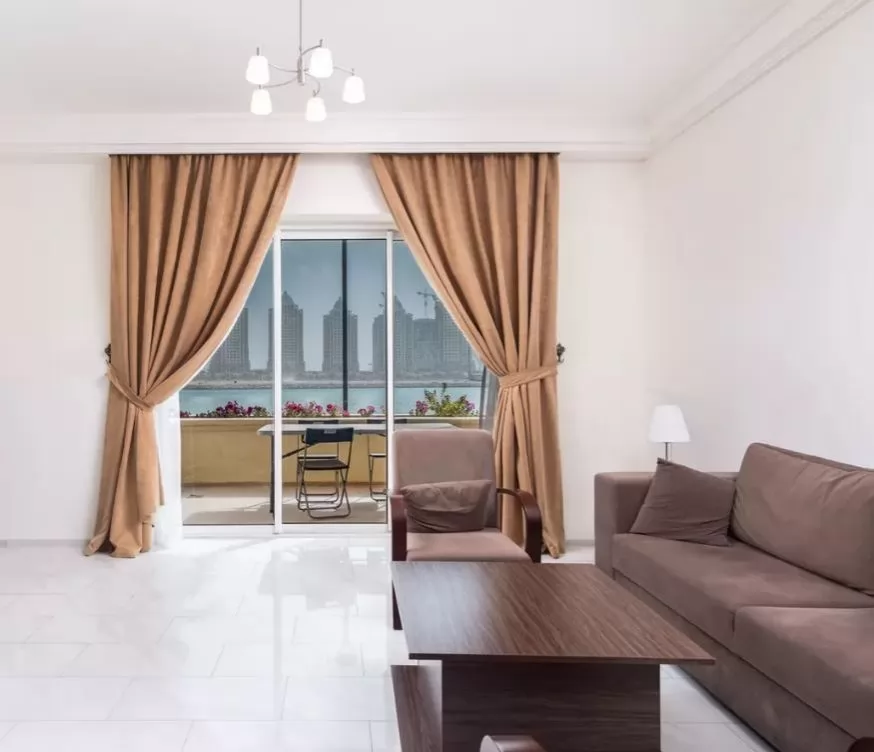 Residential Ready Property 3 Bedrooms F/F Townhouse  for rent in The-Pearl-Qatar , Doha-Qatar #17406 - 1  image 