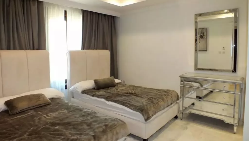 Residential Ready Property 2 Bedrooms F/F Townhouse  for rent in The-Pearl-Qatar , Doha-Qatar #17413 - 1  image 