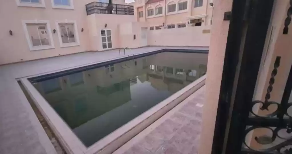 Wohn Klaar eigendom 5 Schlafzimmer U/F Villa in Verbindung  zu vermieten in Doha #17420 - 1  image 