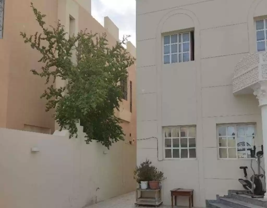 yerleşim Hazır Mülk 1 yatak odası U/F Apartman  kiralık içinde Doha #17428 - 1  image 