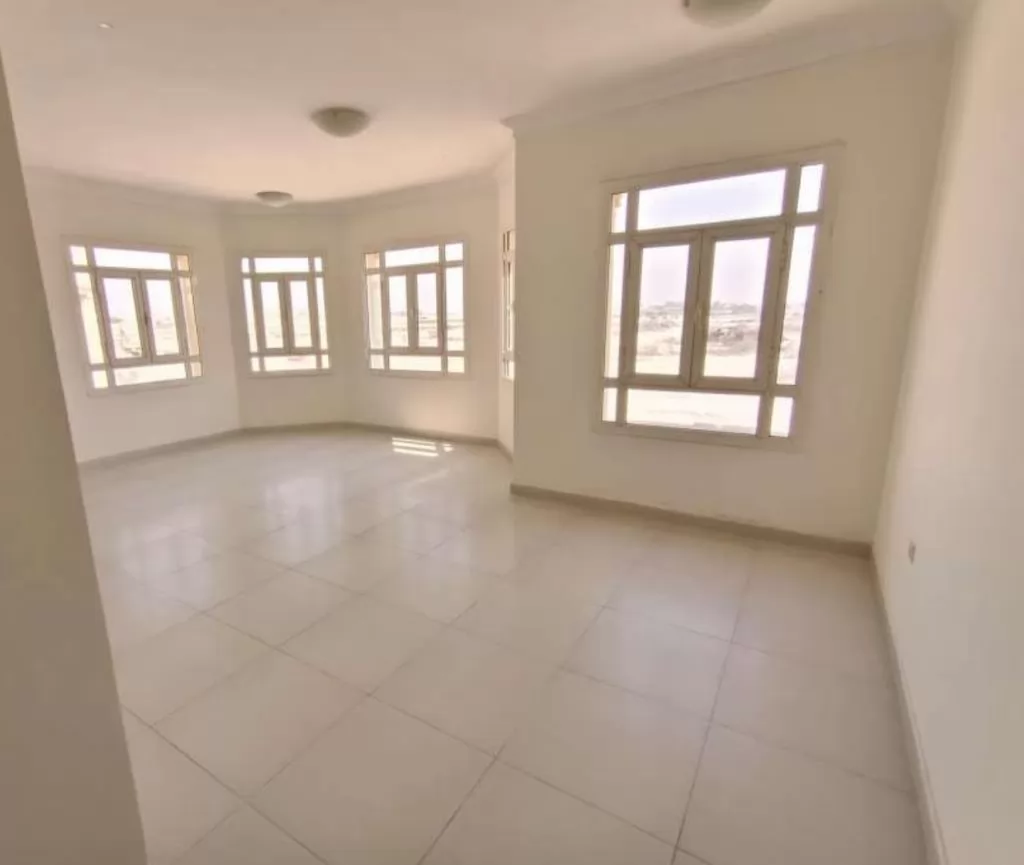 yerleşim Hazır Mülk 7+ Yatak Odası U/F Apartman  kiralık içinde Al Sadd , Doha #17487 - 1  image 