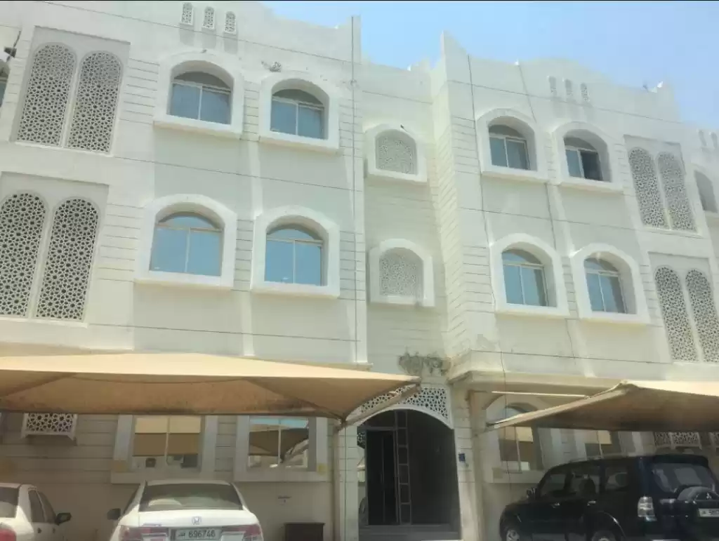 Résidentiel Propriété prête 7+ chambres S / F Imeuble  a louer au Al-Sadd , Doha #17492 - 1  image 