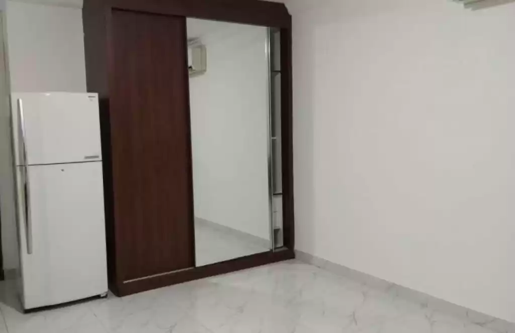 Residential Ready Property 1 Bedroom U/F Apartment  for rent in Doha #17543 - 1  image 