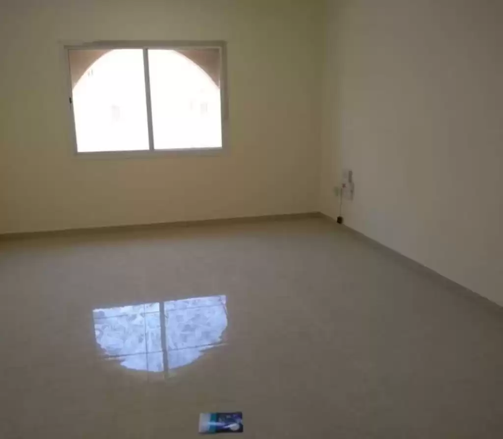 Residential Ready Property 1 Bedroom U/F Apartment  for rent in Doha #17572 - 1  image 