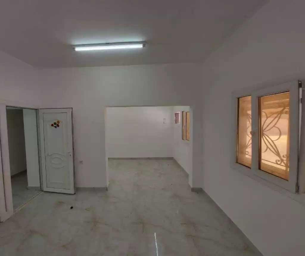 住宅 就绪物业 3 间卧室 U/F 公寓  出租 在 萨德 , 多哈 #17583 - 1  image 