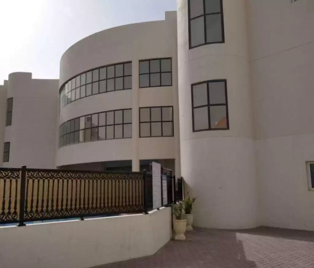yerleşim Hazır Mülk 6 Yatak Odası S/F Apartman  kiralık içinde Doha #17602 - 1  image 