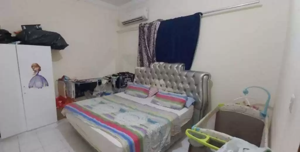 Residential Ready Property 1 Bedroom U/F Apartment  for rent in Doha #17754 - 1  image 