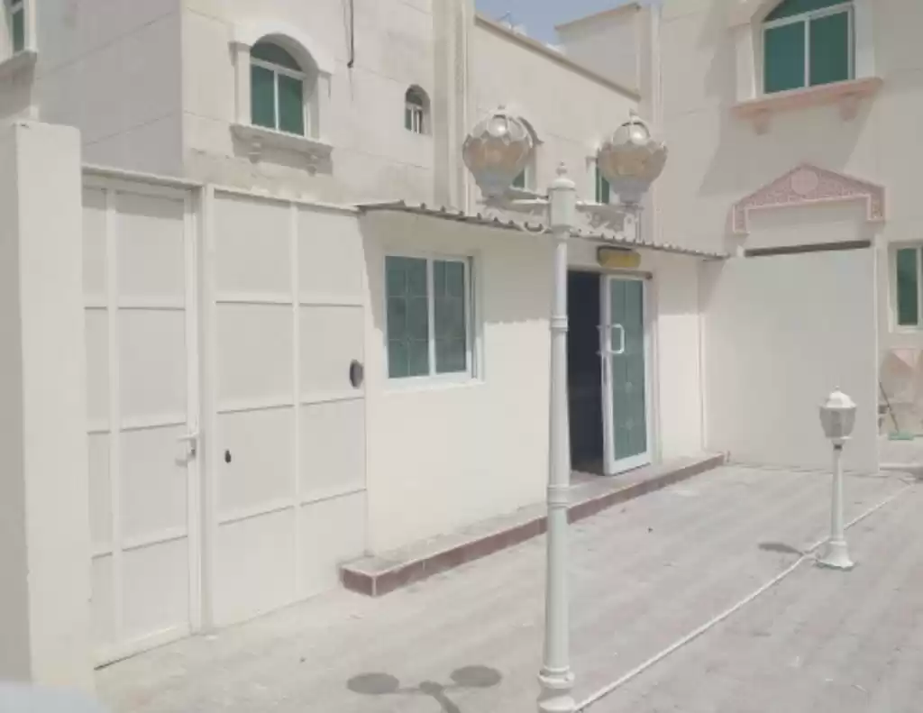 Residential Ready Property 5 Bedrooms U/F Apartment  for rent in Doha #17776 - 1  image 