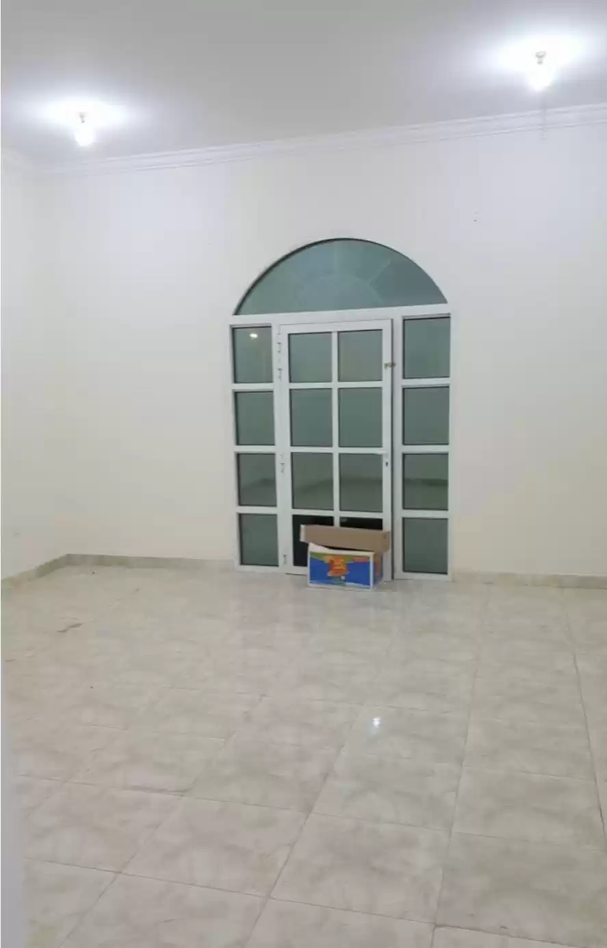 Wohn Klaar eigendom 2 Schlafzimmer U/F Wohnung  zu vermieten in Doha #17971 - 1  image 