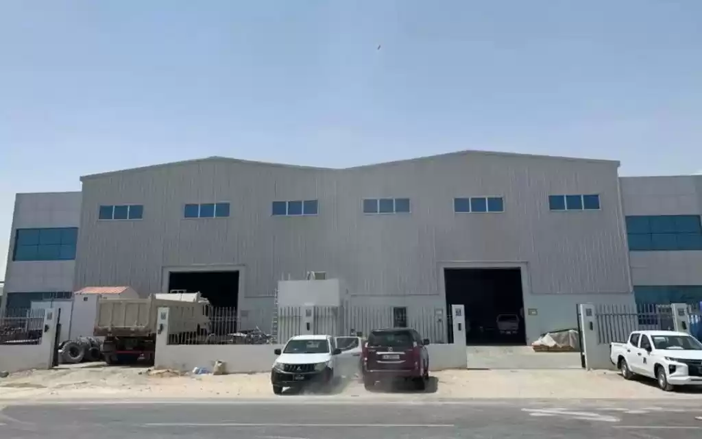 Commercial Propriété prête U / f Entrepôt  à vendre au Doha #17984 - 1  image 