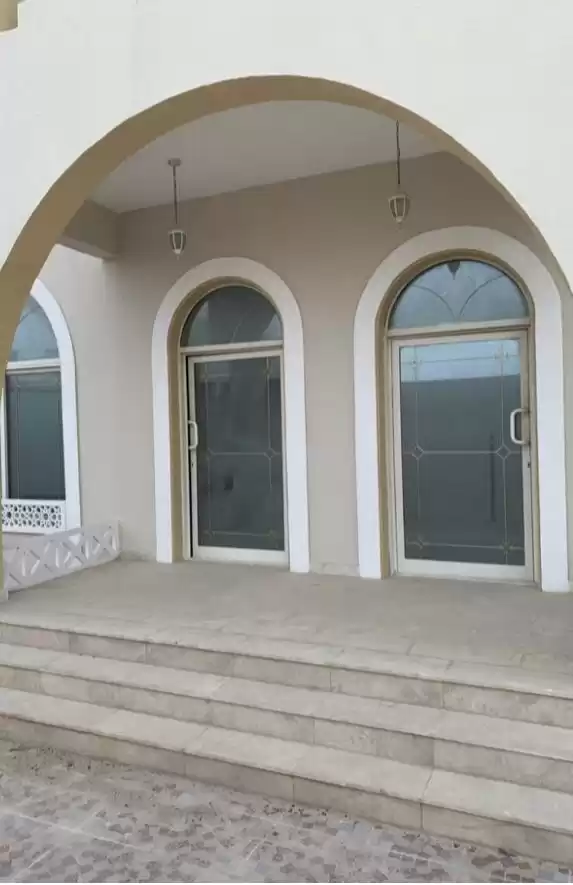 yerleşim Hazır Mülk 7 Yatak Odası U/F Müstakil Villa  satılık içinde Al Sadd , Doha #18099 - 1  image 