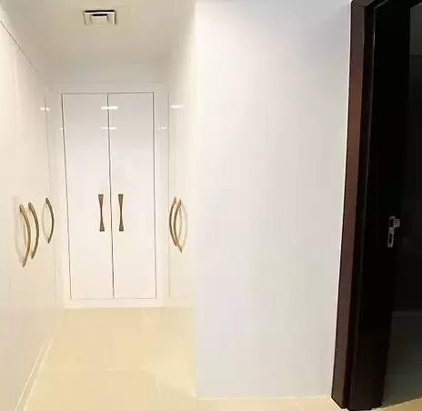 Residential Ready Property 1 Bedroom U/F Apartment  for rent in The-Pearl-Qatar , Doha-Qatar #18347 - 5  image 