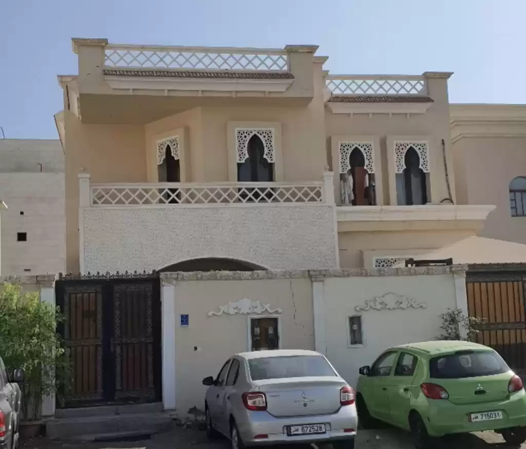 سكني عقار جاهز 7+ غرف  غير مفروش فيلا  للبيع في الدوحة #18370 - 1  صورة 