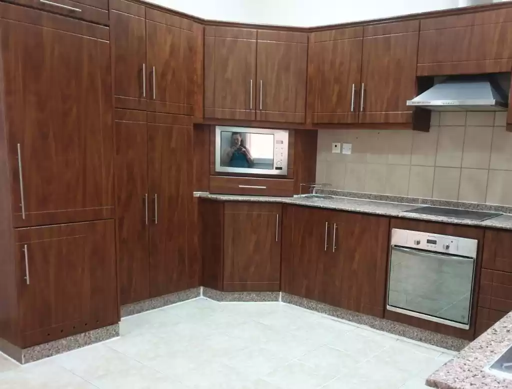 Wohn Klaar eigendom 4 Schlafzimmer U/F Wohnung  zu vermieten in Doha #18386 - 1  image 