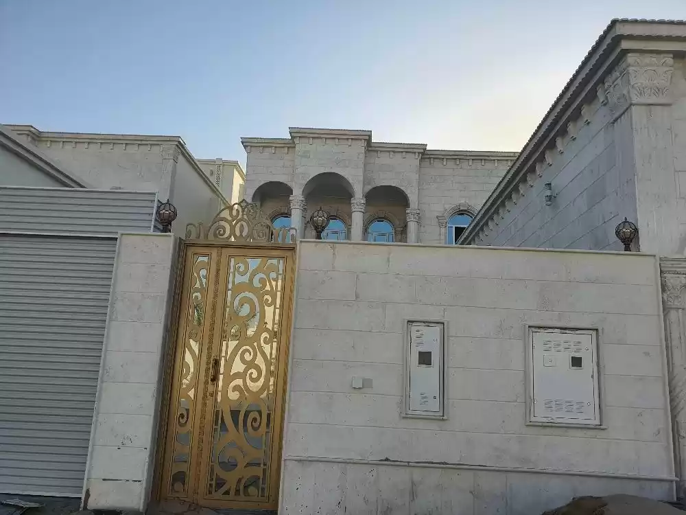 yerleşim Hazır Mülk 7 Yatak Odası U/F Müstakil Villa  satılık içinde Al Sadd , Doha #18396 - 1  image 
