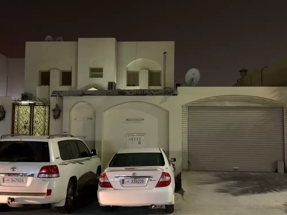 yerleşim Hazır Mülk 7 Yatak Odası U/F Müstakil Villa  satılık içinde Al Sadd , Doha #18424 - 1  image 
