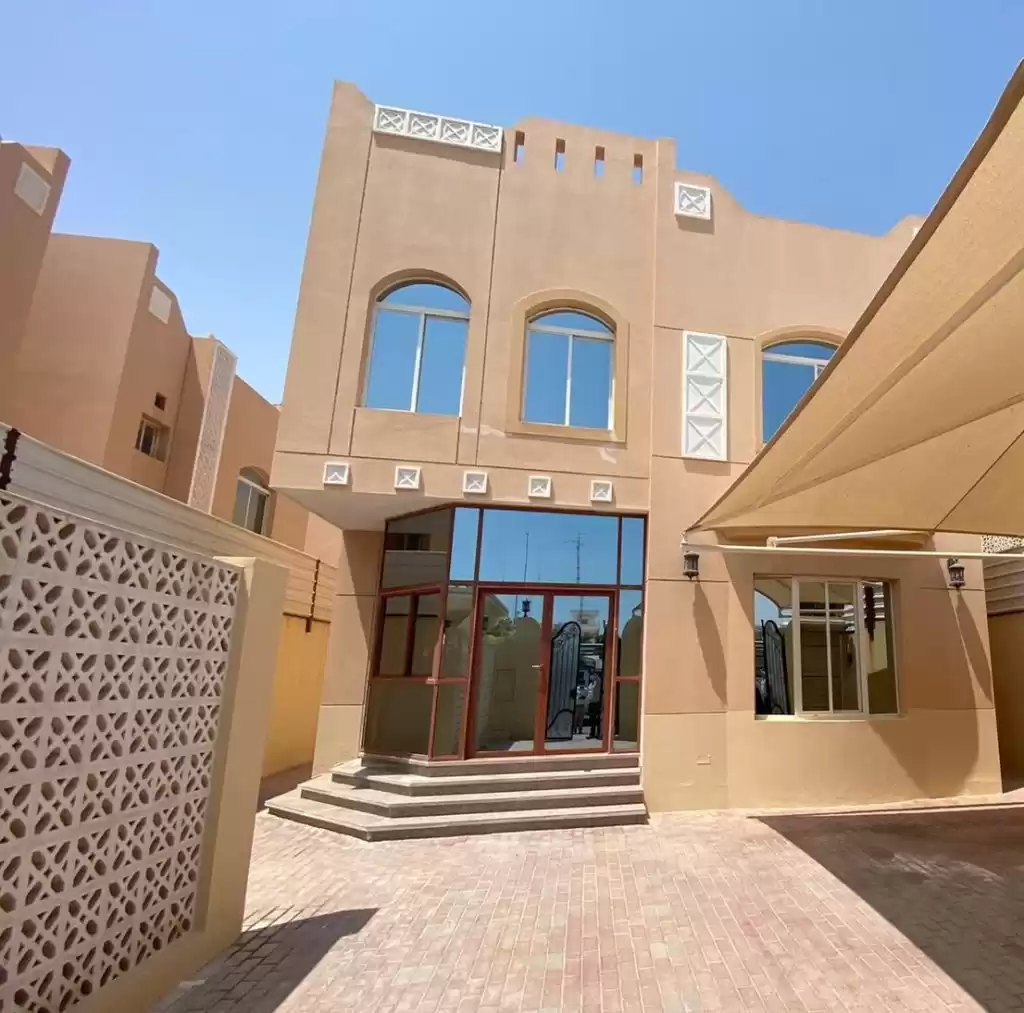 yerleşim Hazır Mülk 6 Yatak Odası U/F Müstakil Villa  kiralık içinde Al Sadd , Doha #18444 - 1  image 