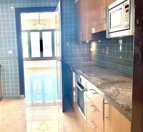 Residential Ready Property 3 Bedrooms U/F Townhouse  for rent in The-Pearl-Qatar , Doha-Qatar #18450 - 1  image 