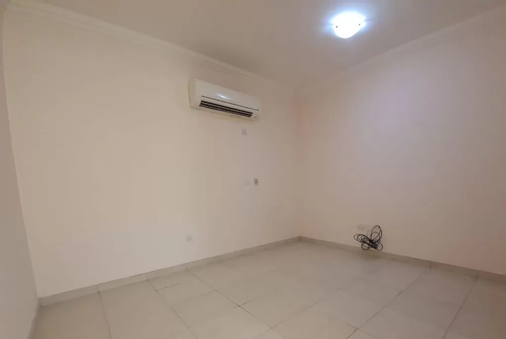 Residential Ready Property 4 Bedrooms U/F Villa in Compound  for rent in Fereej-Al-Amir , Doha-Qatar #18510 - 2  image 