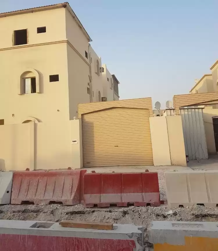 Жилой Готовая недвижимость 2 спальни Н/Ф Квартира  в аренду в Аль-Садд , Доха #18607 - 1  image 