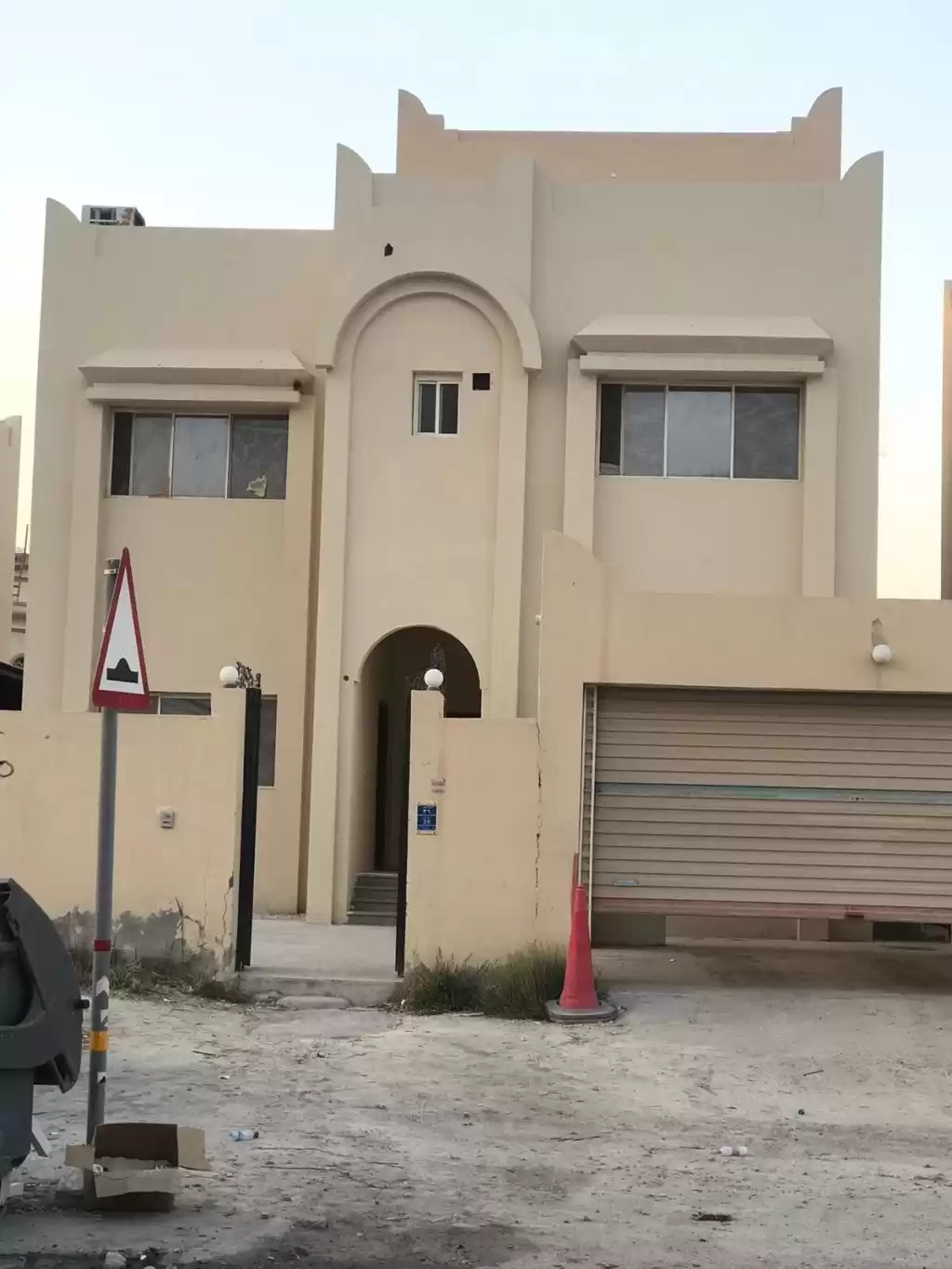 Жилой Готовая недвижимость 1 спальня Н/Ф Квартира  продается в Доха #18667 - 1  image 