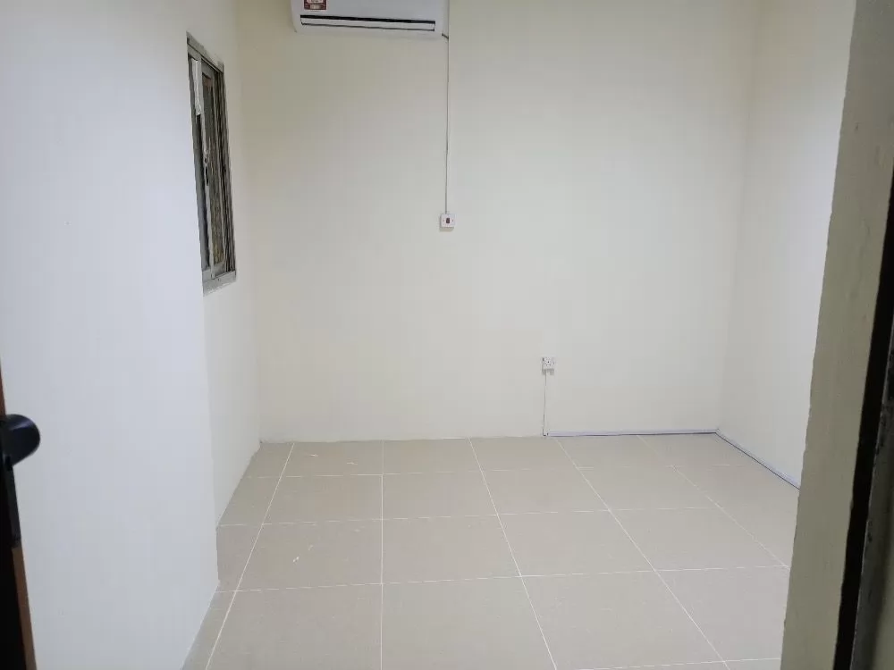 Residential Ready Property 1 Bedroom U/F Apartment  for rent in Al-Dafna , Doha-Qatar #18816 - 2  image 