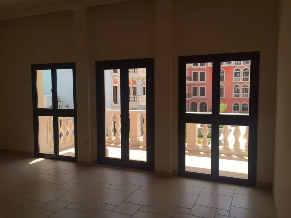Residential Ready Property 1 Bedroom S/F Apartment  for sale in The-Pearl-Qatar , Doha-Qatar #18839 - 3  image 
