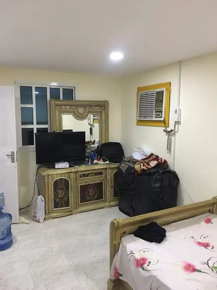 Residential Ready Property 1 Bedroom U/F Apartment  for rent in Doha #18912 - 1  image 