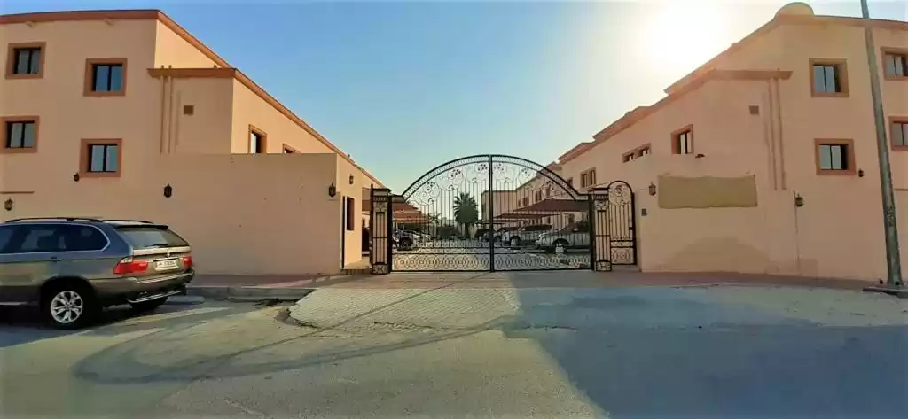 Жилой Готовая недвижимость 3 спальни Ж/Ж Квартира  в аренду в Доха #18921 - 1  image 