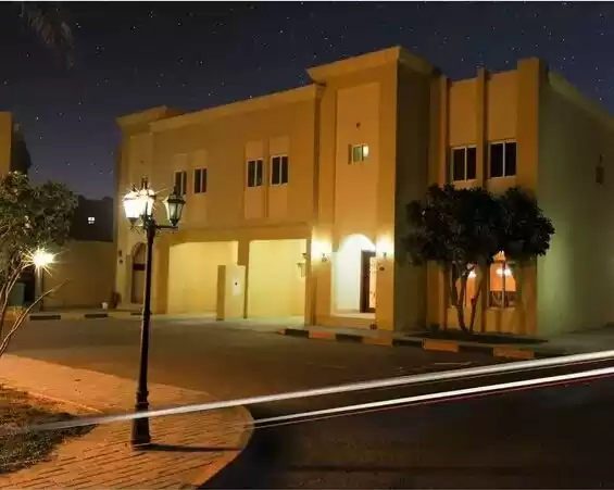 Residencial Listo Propiedad 5 + habitaciones de servicio S / F Compuesto  alquiler en Doha #19190 - 1  image 