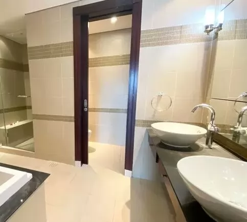 Residential Ready Property 2 Bedrooms S/F Townhouse  for rent in The-Pearl-Qatar , Doha-Qatar #19287 - 1  image 