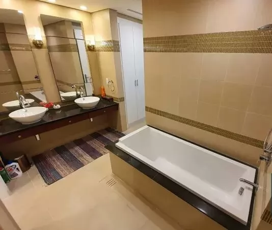 Residential Ready Property 2 Bedrooms F/F Townhouse  for rent in The-Pearl-Qatar , Doha-Qatar #19288 - 1  image 