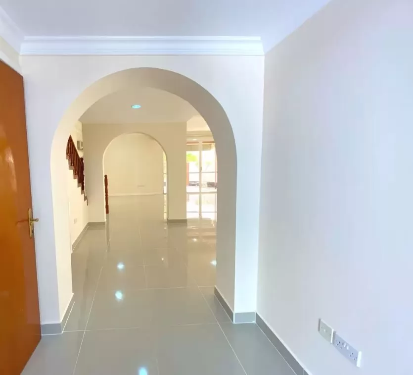 Mixed Use Ready Property 2 Bedrooms U/F Townhouse  for rent in Al-Dafna , Doha-Qatar #19473 - 1  image 