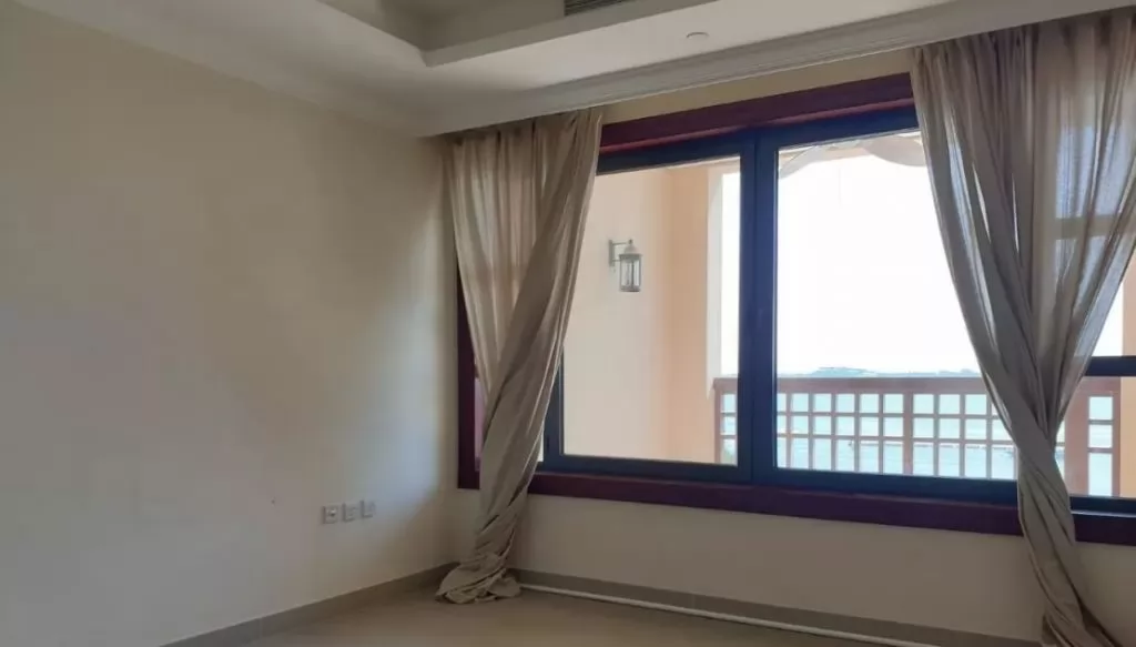 Mixed Use Ready Property 2 Bedrooms S/F Townhouse  for rent in The-Pearl-Qatar , Doha-Qatar #19482 - 1  image 