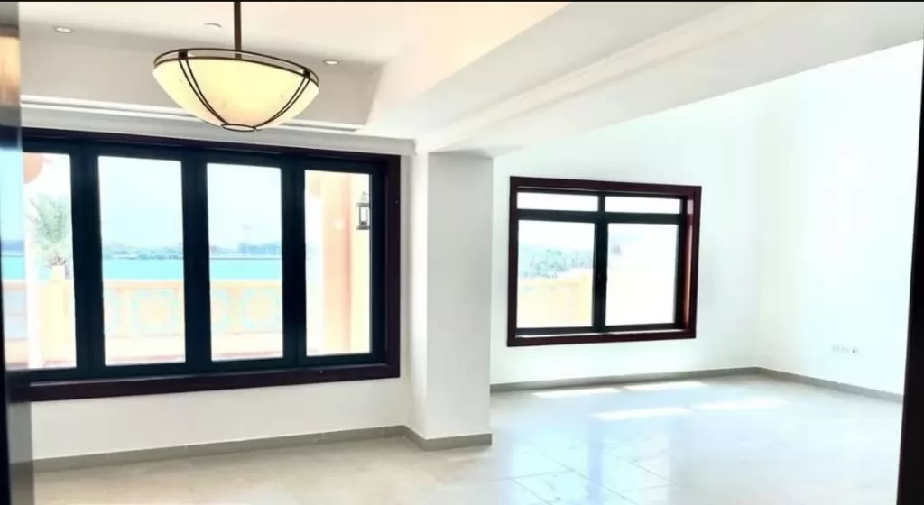 Mixed Use Ready Property 3 Bedrooms U/F Townhouse  for rent in The-Pearl-Qatar , Doha-Qatar #19498 - 1  image 