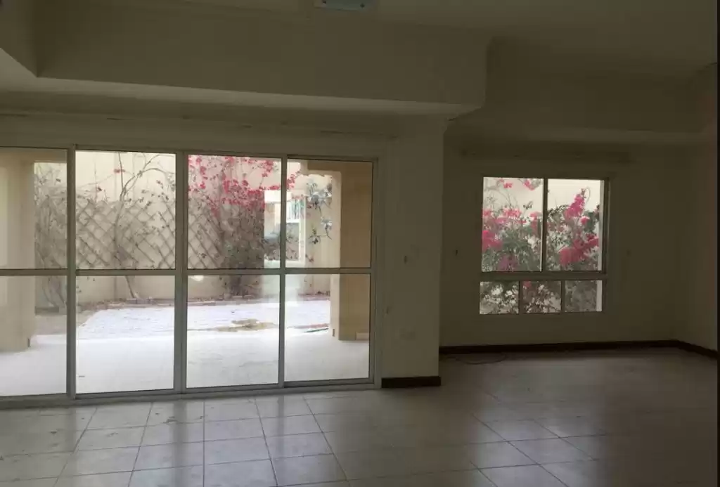 Mixed Use Ready Property 4+maid Bedrooms S/F Standalone Villa  for rent in Al Sadd , Doha #19557 - 1  image 